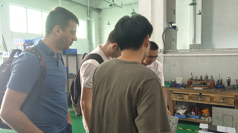 李总全程为客户提供技术咨询